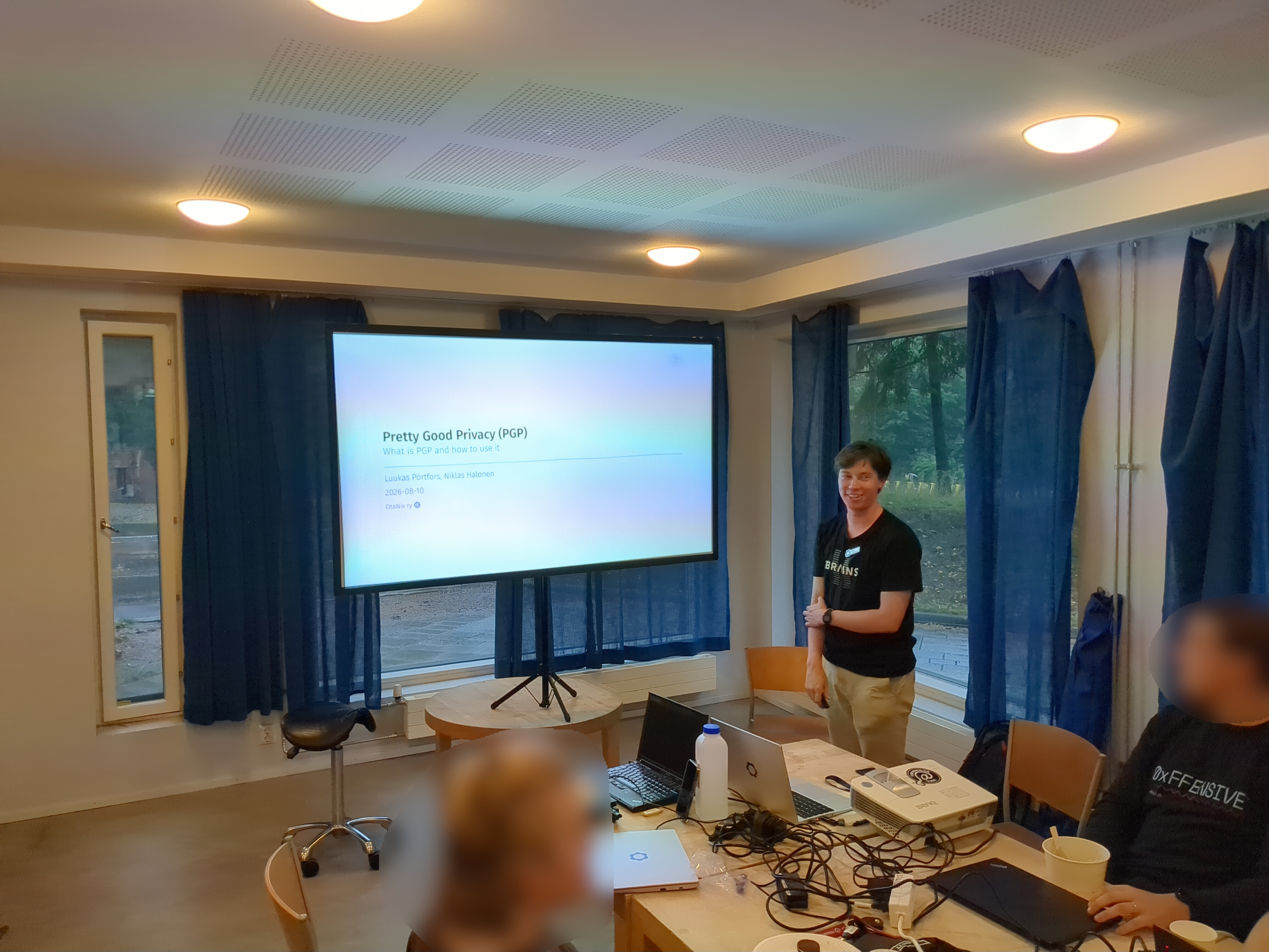 Luukas presenting on PGP